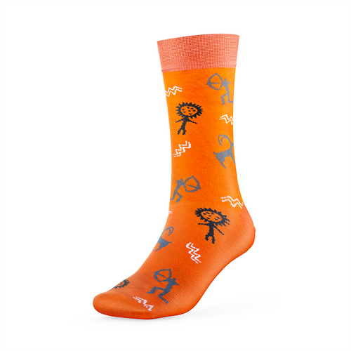 Orange Nomad Socks Ethno-Muster Socke Saimaluu Tash, linke Ansicht mit Felszeichnungsmotiven